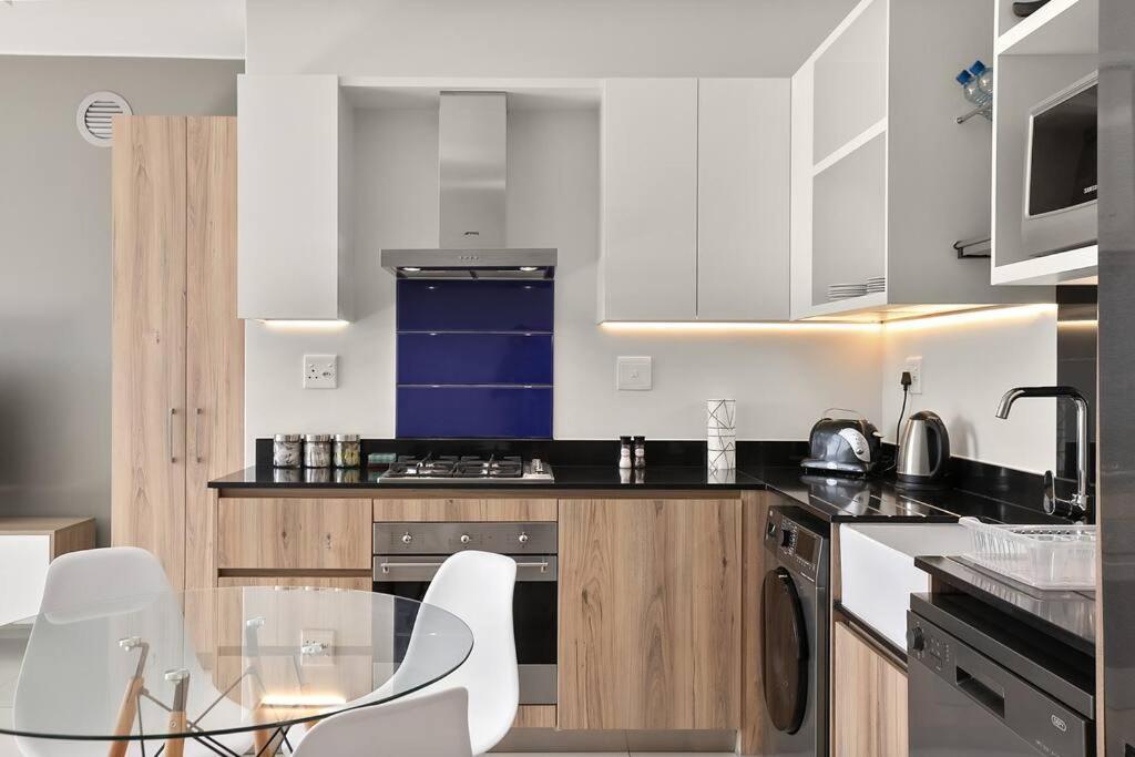 The Median Rosebank Luxury Apartment - Building With Generator Johannesburgo Exterior foto
