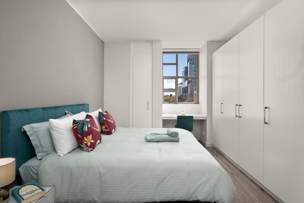 The Median Rosebank Luxury Apartment - Building With Generator Johannesburgo Exterior foto