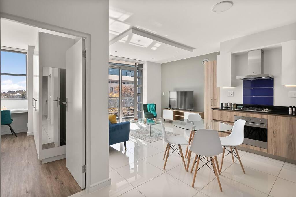The Median Rosebank Luxury Apartment - Building With Generator Johannesburgo Exterior foto