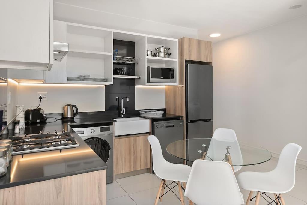 The Median Rosebank Luxury Apartment - Building With Generator Johannesburgo Exterior foto