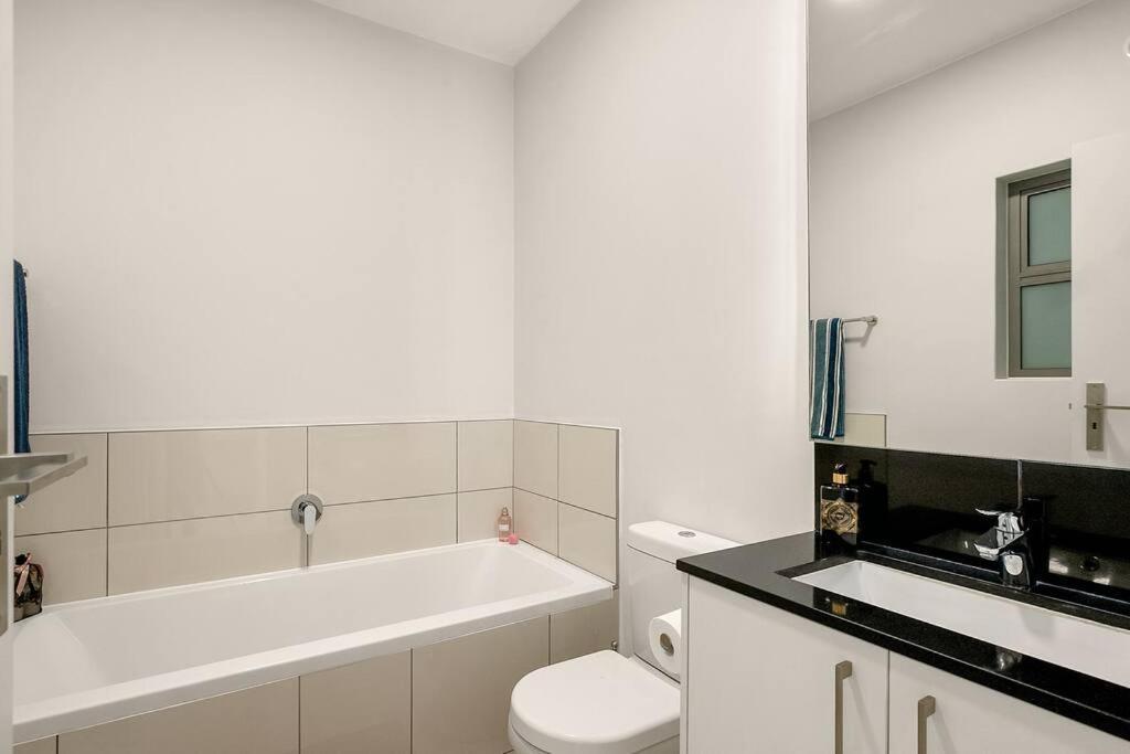 The Median Rosebank Luxury Apartment - Building With Generator Johannesburgo Exterior foto