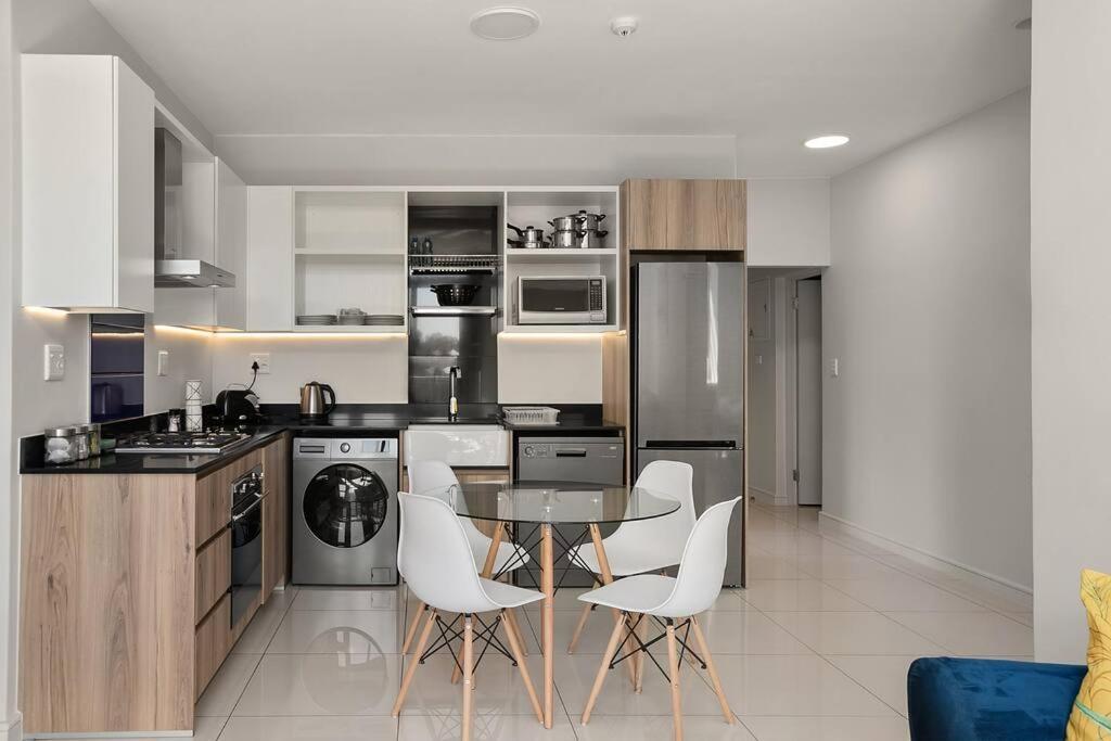 The Median Rosebank Luxury Apartment - Building With Generator Johannesburgo Exterior foto